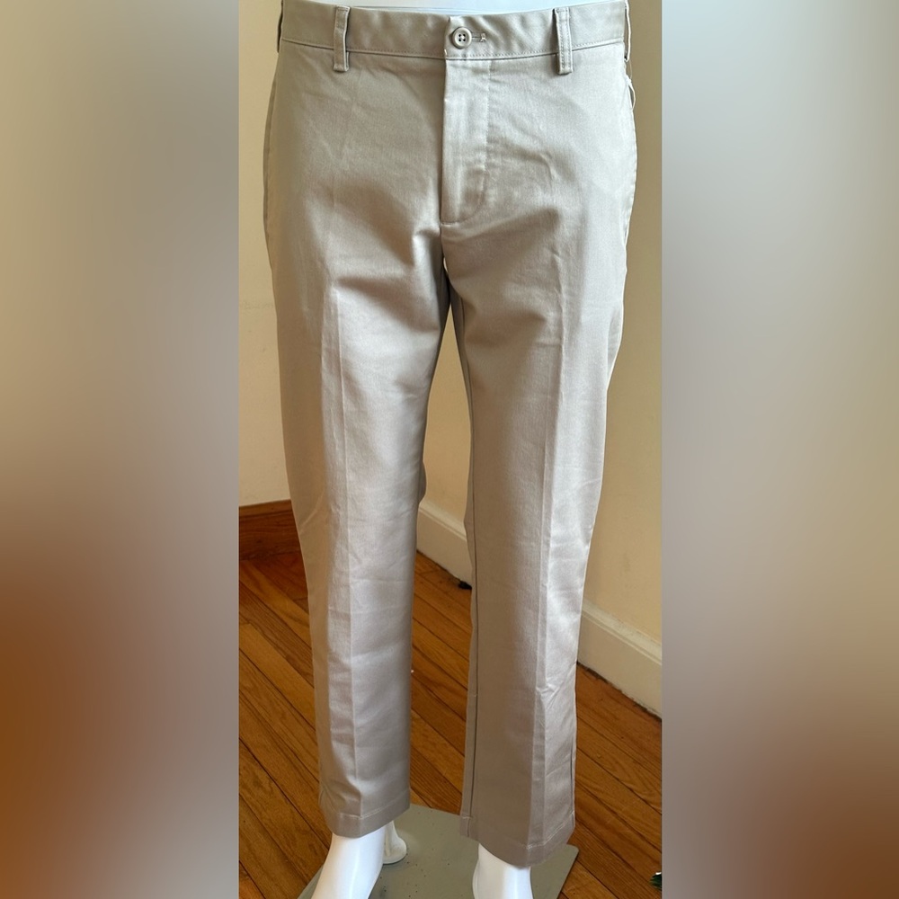 VanHason khaki Flex slim pants Low Waist Sz 33 X 29. 98% Cotton.